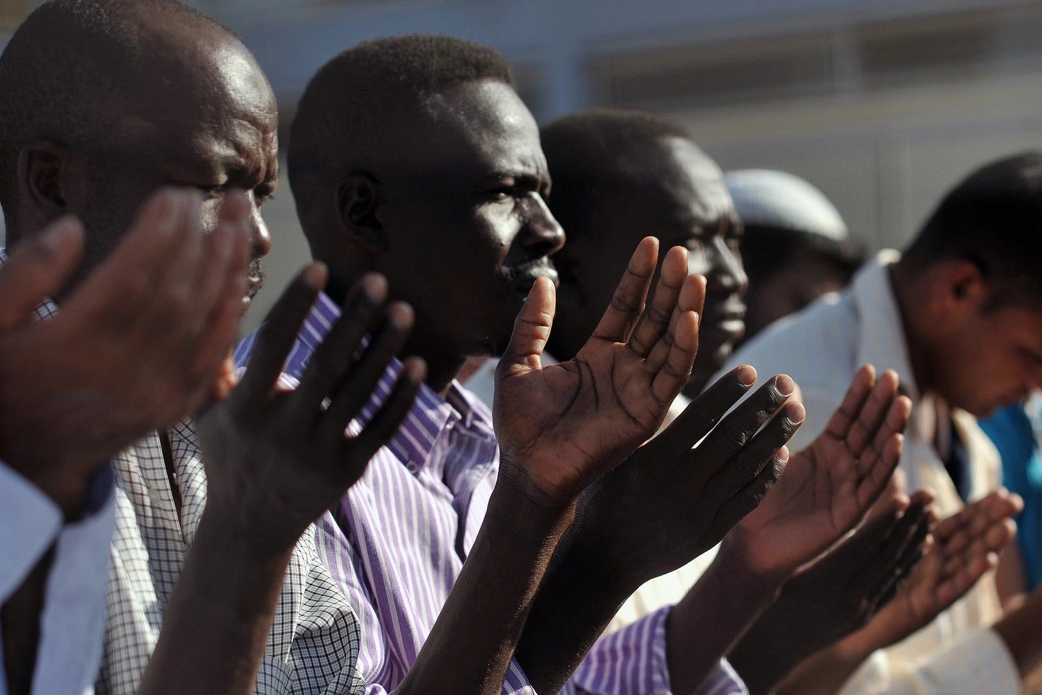 Αίσχος! Παραχωρούν το ΣΕΦ και το ΟΑΚΑ στους μουσουλμάνους